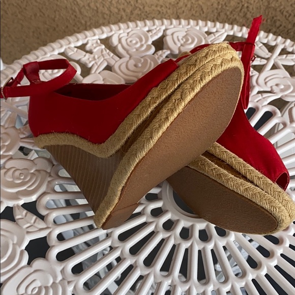 Red platform peep toe bright red sandal 👠 - Picture 6 of 8